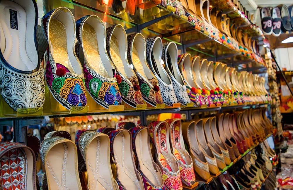 Read more about the article Shopping in Amritsar: A Guide to the City’s Best Markets and Bazaars!